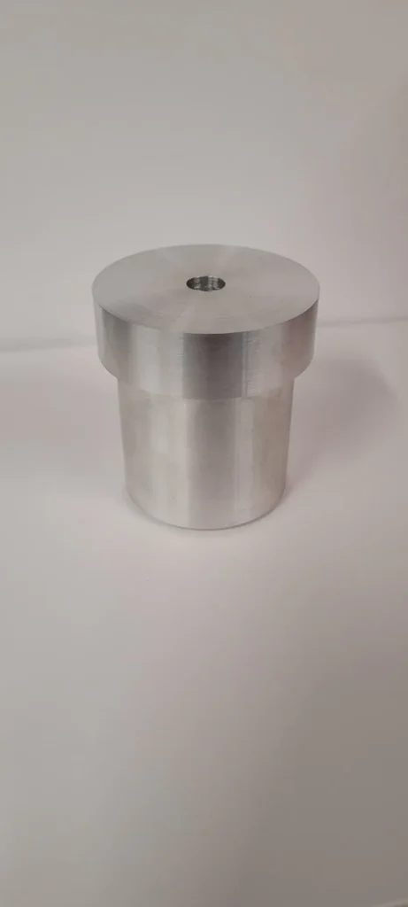 une piece mecanique de revolution usinée en tournage aluminium